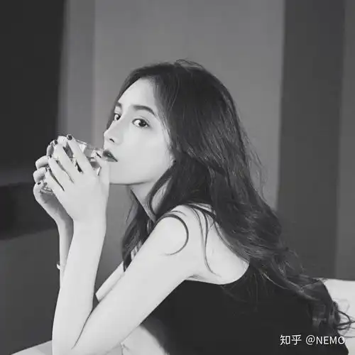 头像白色系女眼睛伤感