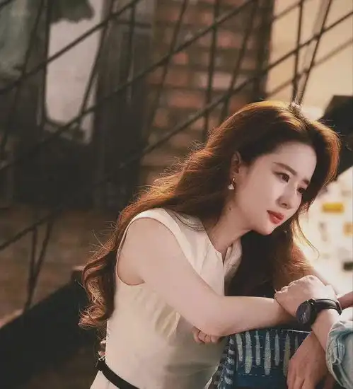 玫瑰的故事刘亦菲蓝色泳装太美了,天然身材打脸内娱多少排骨精