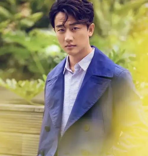 黄轩携圈外女友外出聚餐全程牵手上车也不分开,同回酒店太甜蜜