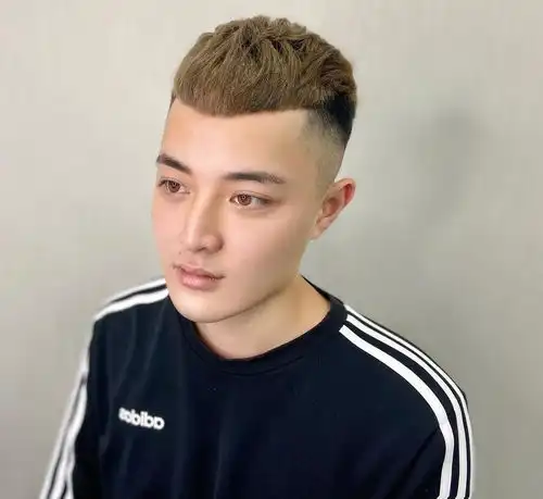 男生中分头已经out了如今流行自然帅气的发型,清新阳光