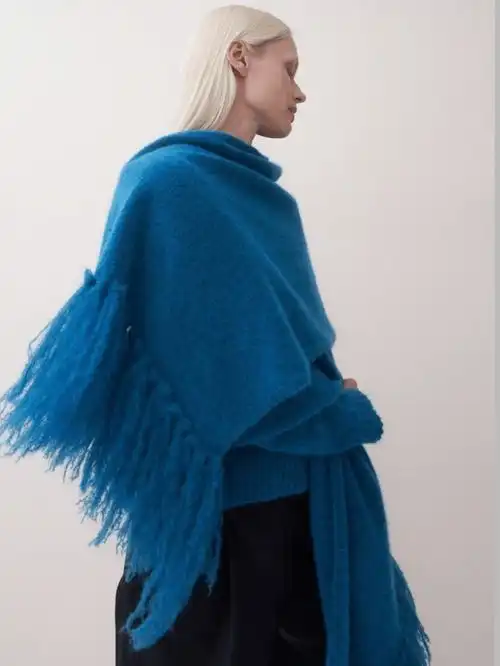 一身黑,换个穿法更时髦