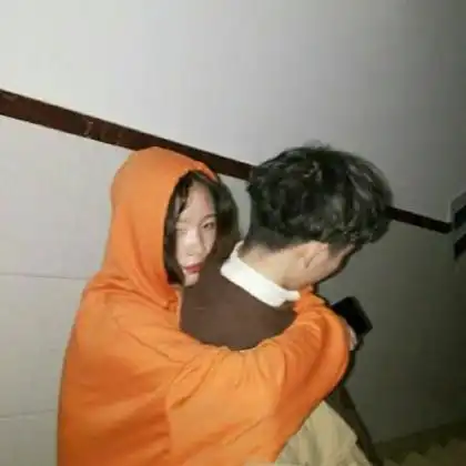 情侣头像一对两张真人,真心不值钱爱你才是真