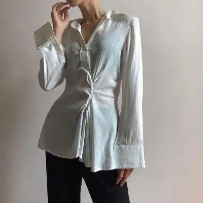 个性半身气质女头像,穿着打扮非常的时尚