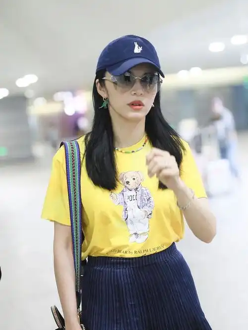 姚晨罕见穿这么嫩,卡通黄色t恤百褶半身裙,造型减龄又时髦