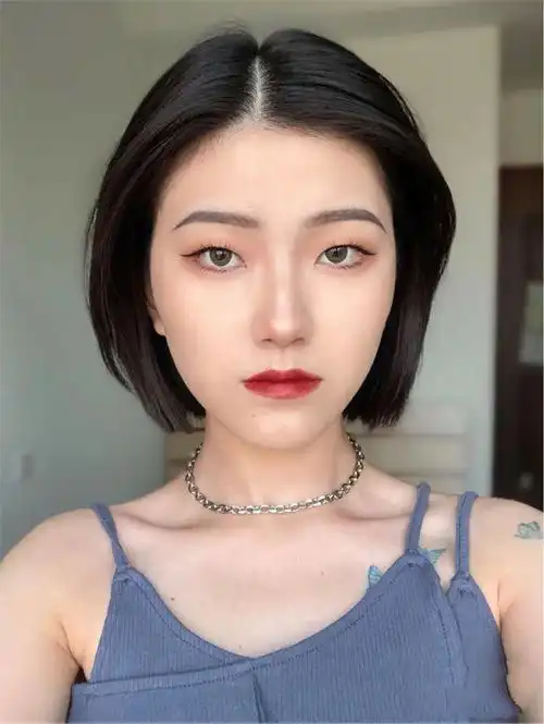 脸大的女生不适合化浓妆,看着不仅显老,还带着乡土感,不太高级