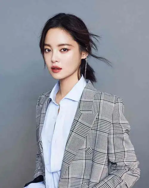 33岁辛芷蕾印花套装现身跨年夜,又飒又a展现猫系御姐气场