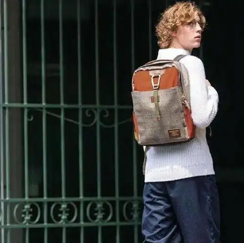 实用系的简约素色穿搭,为你添彩