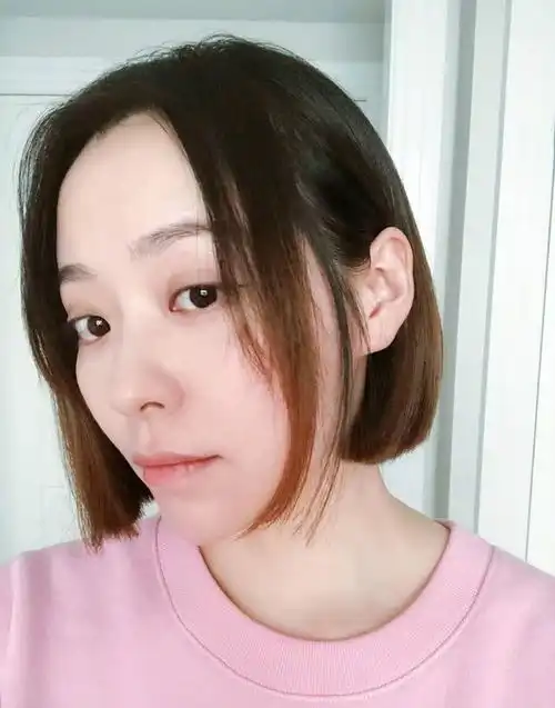 张靓颖新造型又嫩回来了,半丸子短发加清新碎花短裙,少女感十足