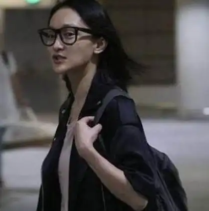 林允没睡醒素颜登热搜,这年头女明星还敢真素颜出街