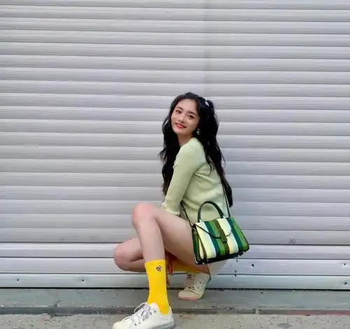 周洁琼晒私服换发型,卷发双马尾俏皮显活力,合约缠身从头再来