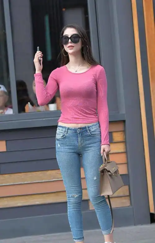 美女紫色仙女裙搭配一双尖头的高跟鞋,让她身上散发着仙女般气息