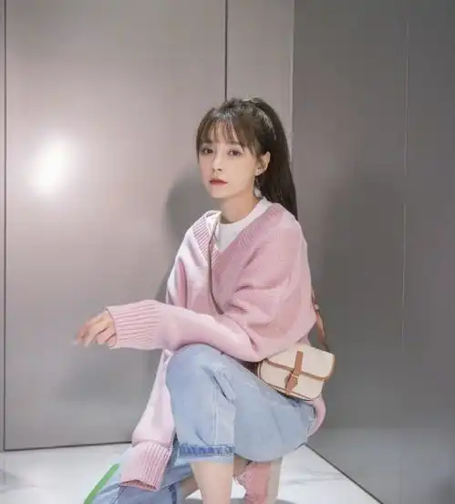 沈梦辰的衣服很棒,腿很长配蓝色牛仔服和黑色修身裤