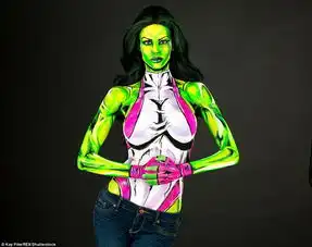加拿大女子逼真cosplay人体彩绘变漫画人物