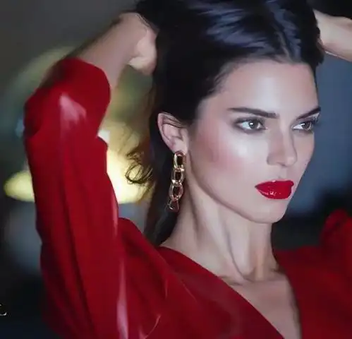 肯豆再次登顶全球最会赚钱模特,明明可以做花瓶她偏要靠自己