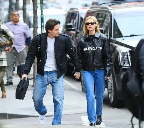 小七真幸福,与大嫂妮可拉佩尔茨牵手逛街大布罗圈腿真没救了