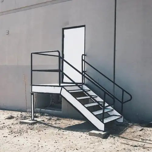 最近明星们穿的这件fendi,都出自他的马克笔