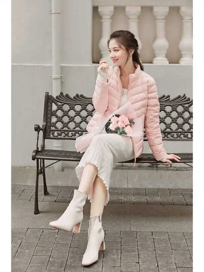 冬天穿腻了黑色羽绒服,不妨试试粉色吧,甜美优雅又保暖