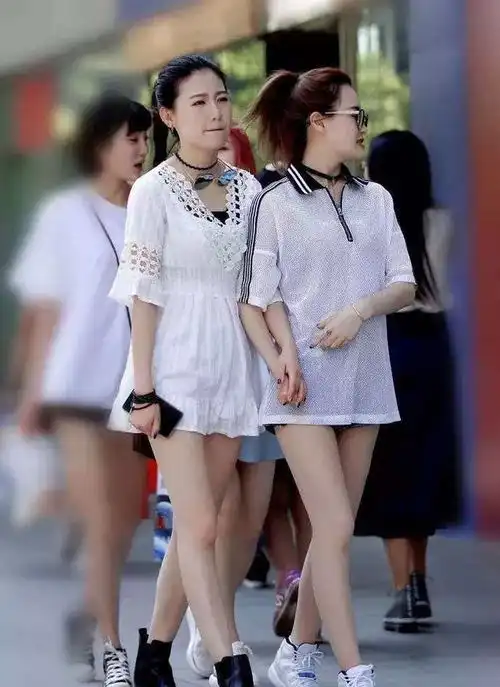 美女穿搭蓝色长裙,蓝色和花色都有种民族风的感觉,比较显气质