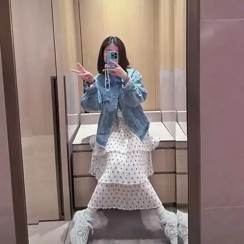 文章俩女儿近照曝光,爱马和妹妹都是瘦高美少女,同款小长腿抢镜
