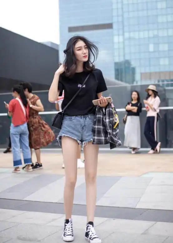 街拍美女你觉得的长腿,在腿精女生的眼里,不值一提