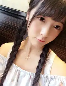 难道是漫画里的少女徐娇晒梳麻花辫自拍