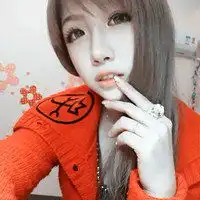 求穿红色外套的qq女生头像望有心人帮忙