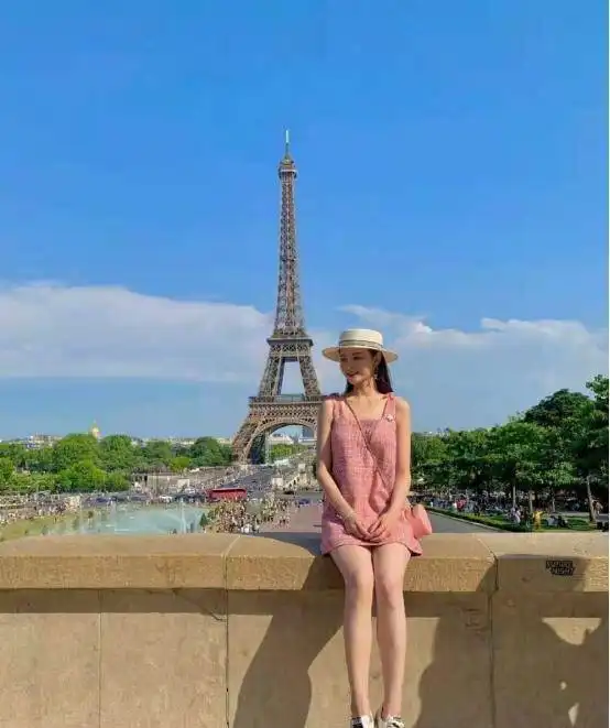 穿卫衣搭短牛仔裤超凉快,玩转下衣失踪,自信秀出大长腿