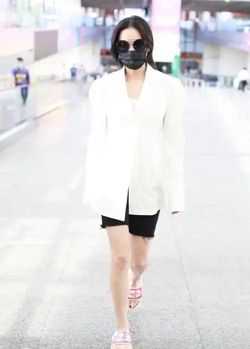张馨予太适合穿西装了,白色西装干净利落,紧腿骑行裤穿出宽松感
