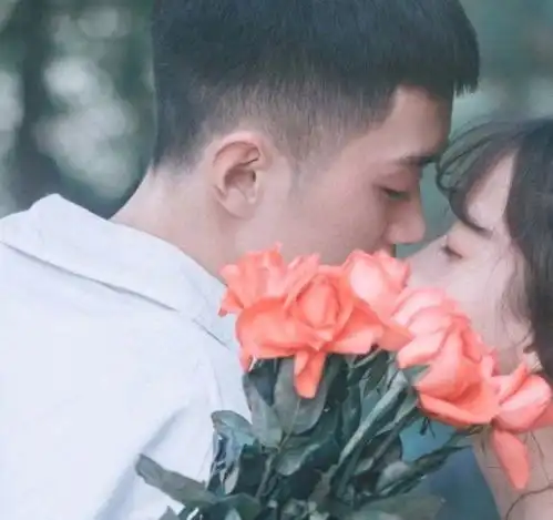 搞笑gif小哥哥在马路上骑车,就不要这么high了