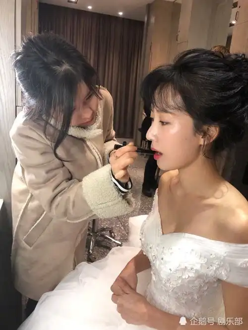 阔太李念穿婚纱晒化妆照,却被化妆师的颜值抢了风头