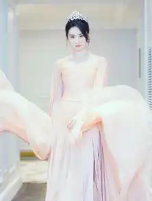 中日韩女星同台,刘亦菲仙女裙压场,宋慧乔烟熏妆清纯不再