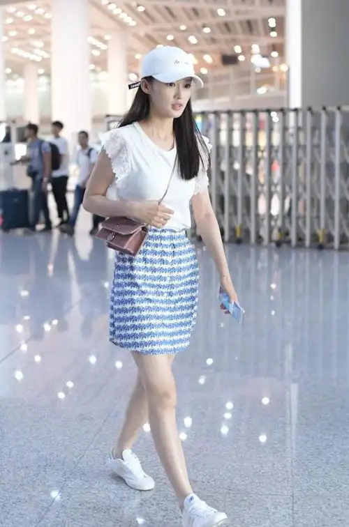 李沁气质好清纯,蕾丝飞袖t恤配蓝色印花半裙,简约清新太少女