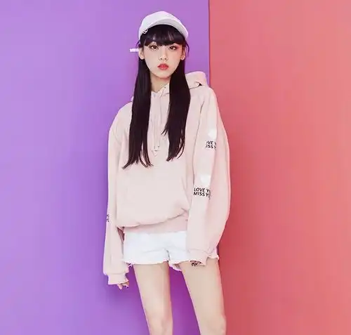 充满少女心的粉色系卫衣,打造不一样的甜美风格