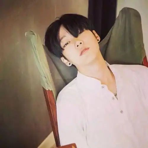 和这个一样风格的真人伤感头像男10张吧