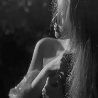 黑白头像女唯美高清图片