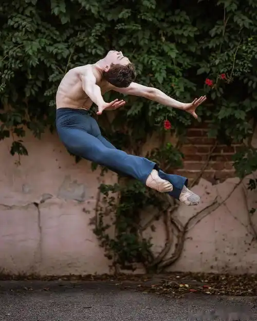 大家想看练功的男舞者,今天安排