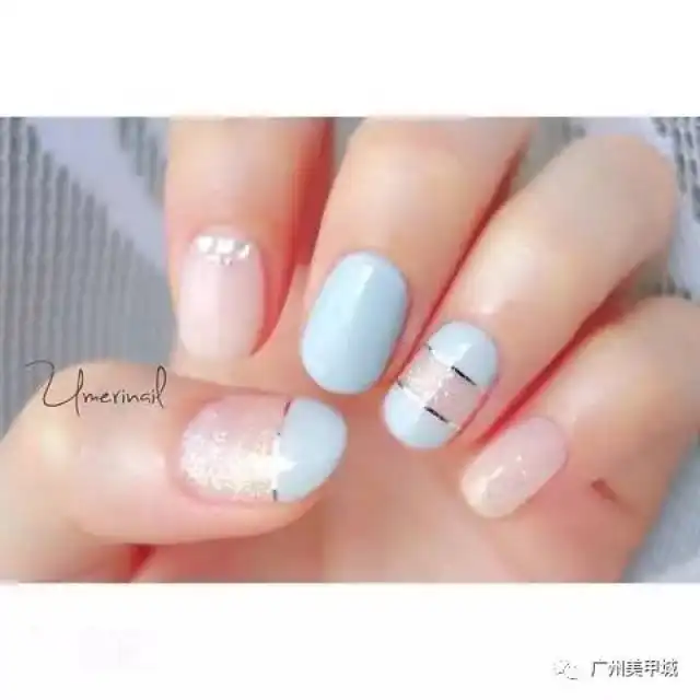 蓝色系美甲最优雅,今秋就来个美美的蓝色美甲