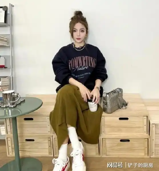 女人不管年纪多大,春季穿卫衣都要远离这3种廉价色,太土