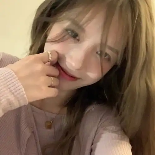 女生头像你看我相貌平平局促笨拙但我爱你