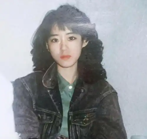超美母女合照火了,3人同框似姐妹,网友谁是闺女谁是妈