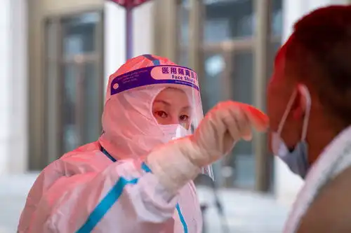 寒风中的大白核酸检测医护人员手冻到没有知觉