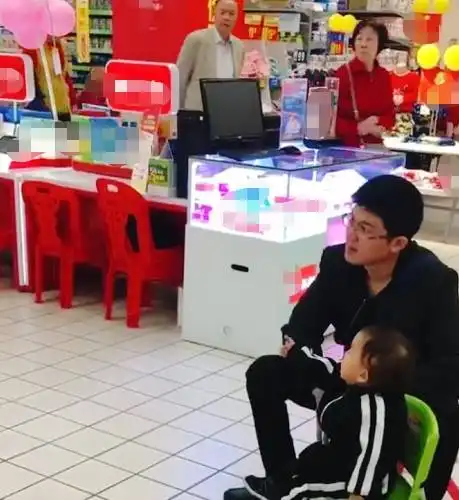 佛系奶爸带娃逛超市走红,看到眼前这一幕,网友居家好男人