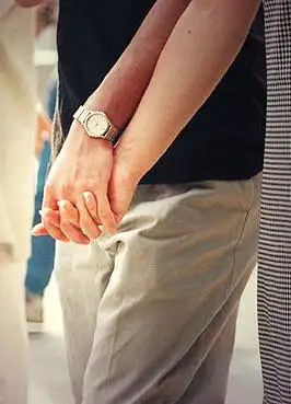 相爱的话能彼此吃下对方的剩菜碗底吗