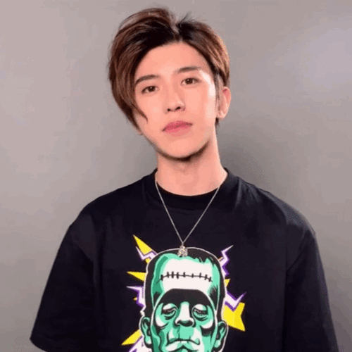 prada为什么选了刚满21岁的蔡徐坤为人们重新审视这一文化带来了新的契机