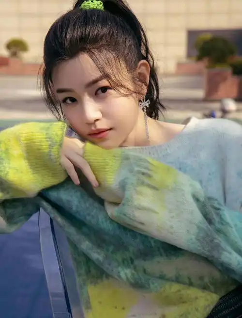 陈妍希恋综新造型,渐变色毛衣搭皮短裤,清新活力少女感十足