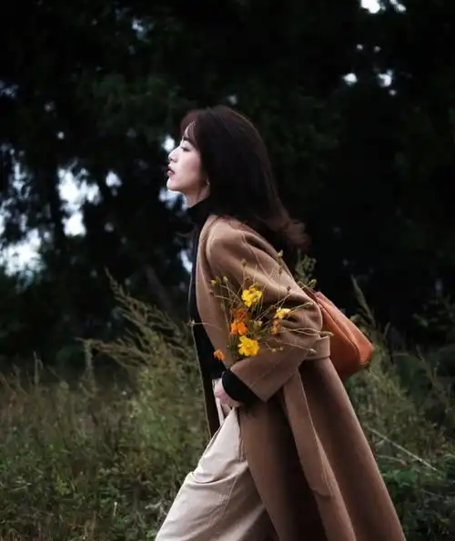 捧花女生头像你的眼神再温柔些月亮会融化,我也会