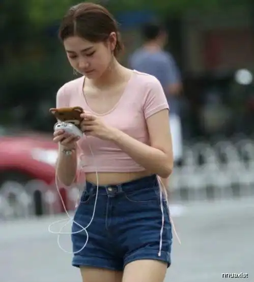 街拍,粉色系性感又出众,给人一种少女般清新的感觉