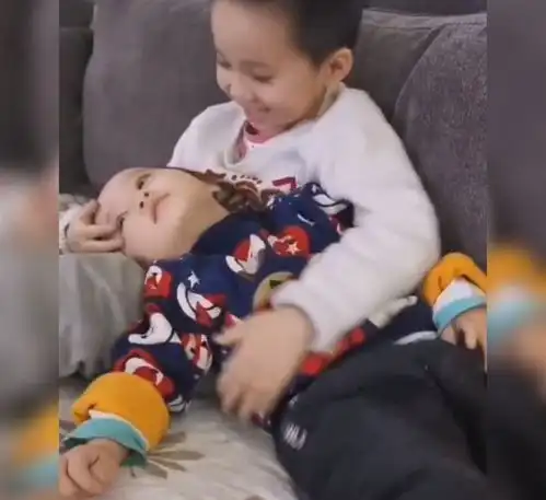 有哥哥的好处是什么这对兄妹的和谐画面完美阐释,网友太暖了