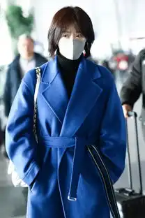 蒋欣终于剪短发,波波头配宝蓝大衣走机场,连气质都变得不一样了