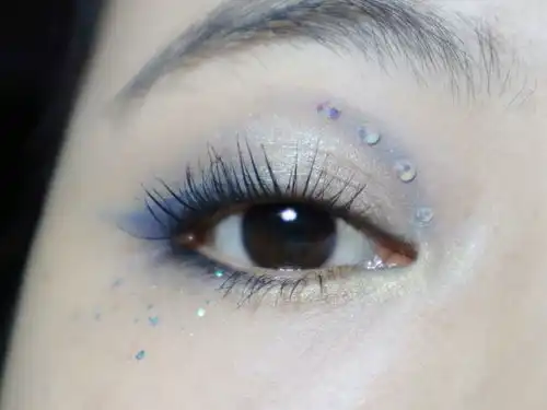 静谧圣诞夜蓝色系圣诞眼妆教程